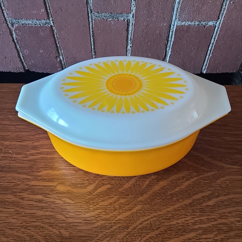 Vintage Pyrex Sunflower Covered Casserole 1.5 Qt